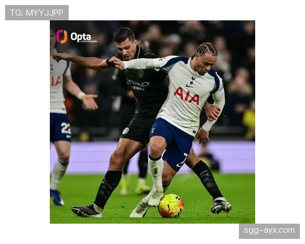 哈维·西蒙斯状态回暖，助荷甲球队再创佳绩引关注