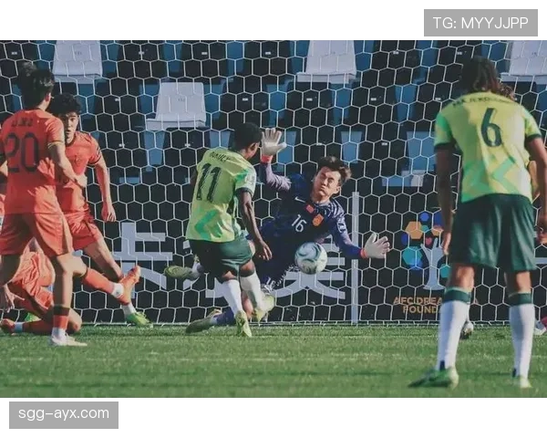 奥布拉克凭借身高优势力保球门不失,助球队关键战零封对手 奥布拉克凭借身高优势力保球门不失,助球队关键战零封对手